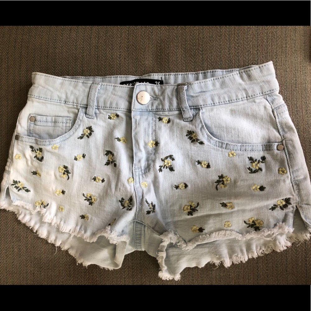 Light wash denim shorts with embroidered flowers